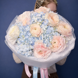 Premial_nij buket s gortenziej i ranunkulyusami (lyutiki)