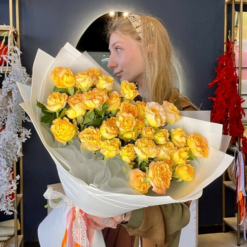 Vesennij buket kustovih roz v persikovih ottenkah 9 vetok(primerno 35-45 butonov), monobuket iz kustovoj pionovidnoj rozi