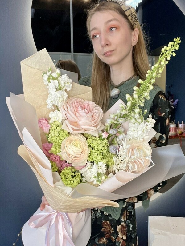 «Душистая симфония» : ранункулюс , пионовидная роза , вибурнум , дельфиниум, стандартный