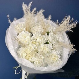 Белые гвоздики с сухоцветами