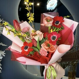 Vesennij buket v romantichnoj gamme s pionovidnimi rozami i anemonami