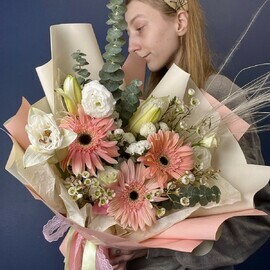 Buket iz dvojnoj lilij, eustomi i gerber v nezhnih ottenkah