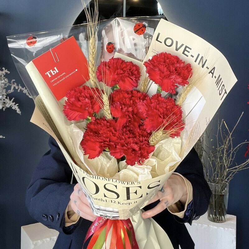 Букет из красных гвоздик 7шт и колосков в милой упаковке, стандартный