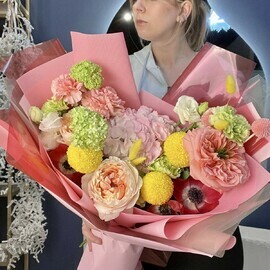 Dofaminovij buket s pionovidnimi rozami, hrizantemami pompon, anemonami, gortenziej