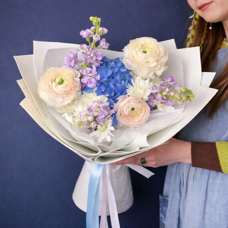 Premium pastel_nij buket «Blue Elegance» s gortenziej i ranunkulyusami, premium
