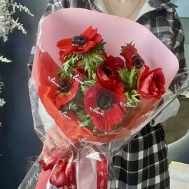 Акцентный букет из анемонов красных 9шт