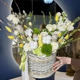 Nastol_naya pashal_naya kompozitciya v kashpo: gvozdiki, verba, hlopok, pashal_nij dekor