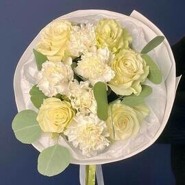 Buket iz belih gvozdik i belih roz