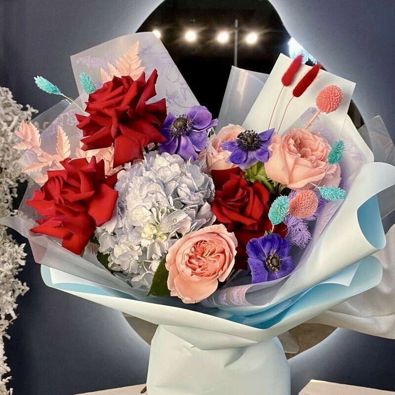 "Дофаминовая страсть" букет из французских и пион роз, гортензии и анемонов, стандартный