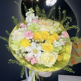 Buket "Bliki schast_ya": pionovidnie rozi, diantusi, eustoma, mattiola