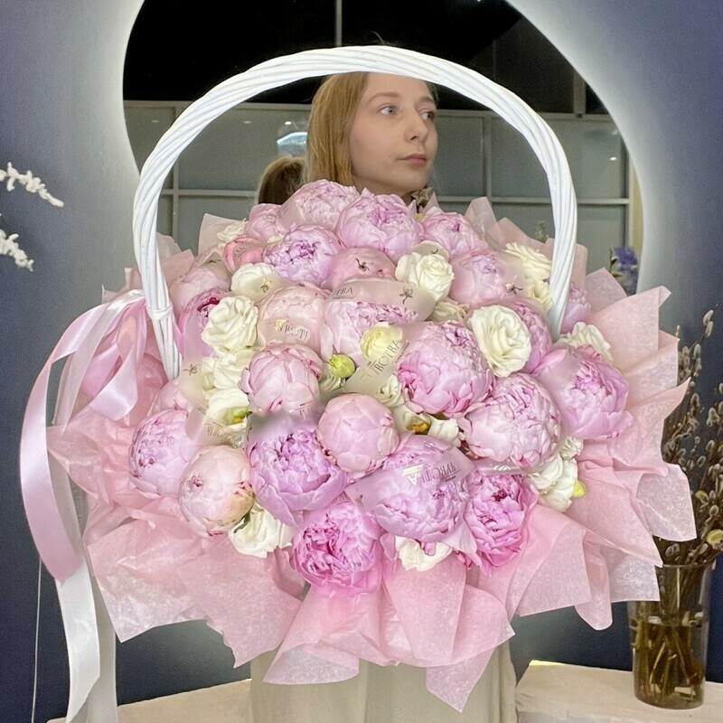 Корзина с пионами и эустомой — роскошная цветочная композиция премиум-класса, делюкс