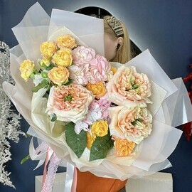 "Sladkoe tcvetenie" buket iz pionovidnih roz redkih sortov i gortenzii