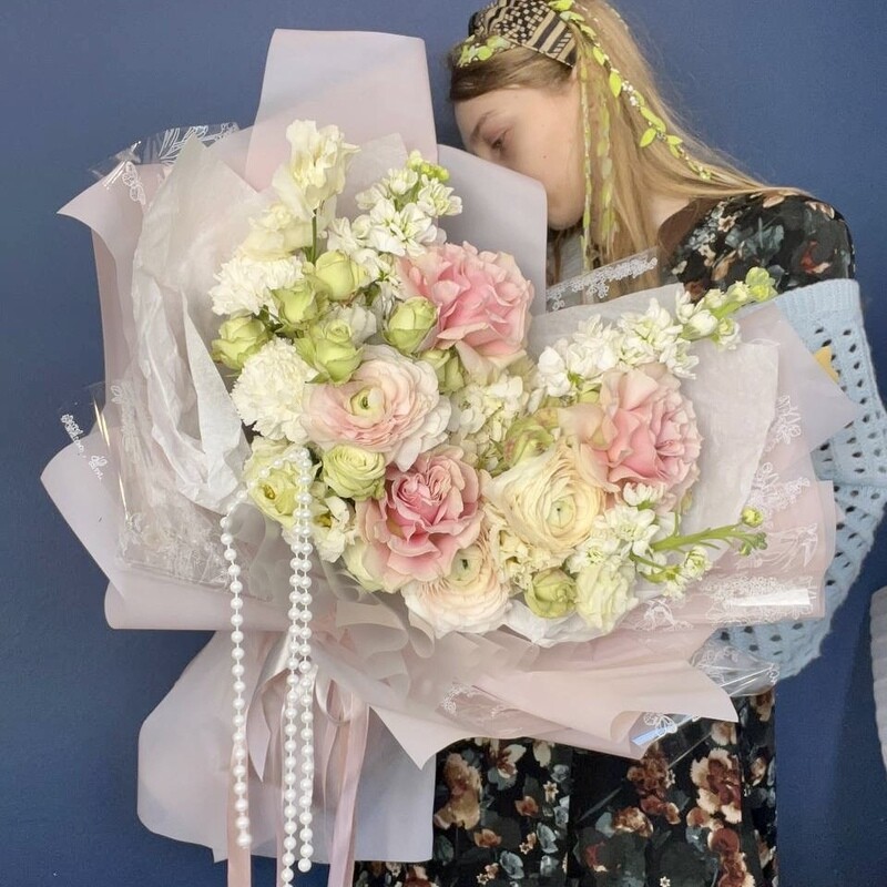 Premium buket s frantcuzskimi rozami i ranunkulyusami (lyutiki), premium