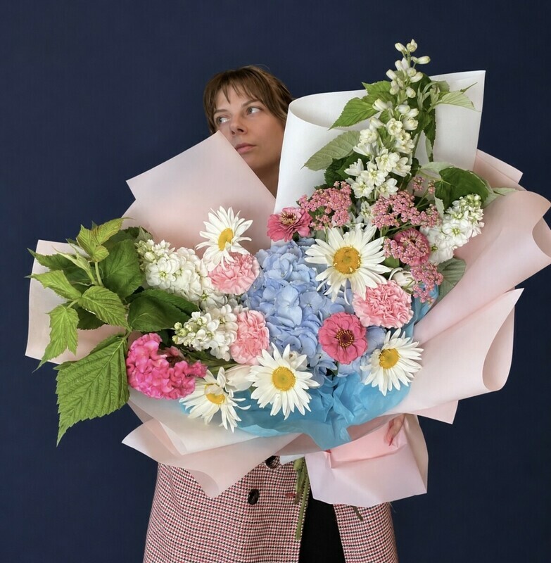 "Summer Garden" : bouquet of chamomile, cynia, mattiola, delphinium, Achilles, celosia\\ Feelings, luxe