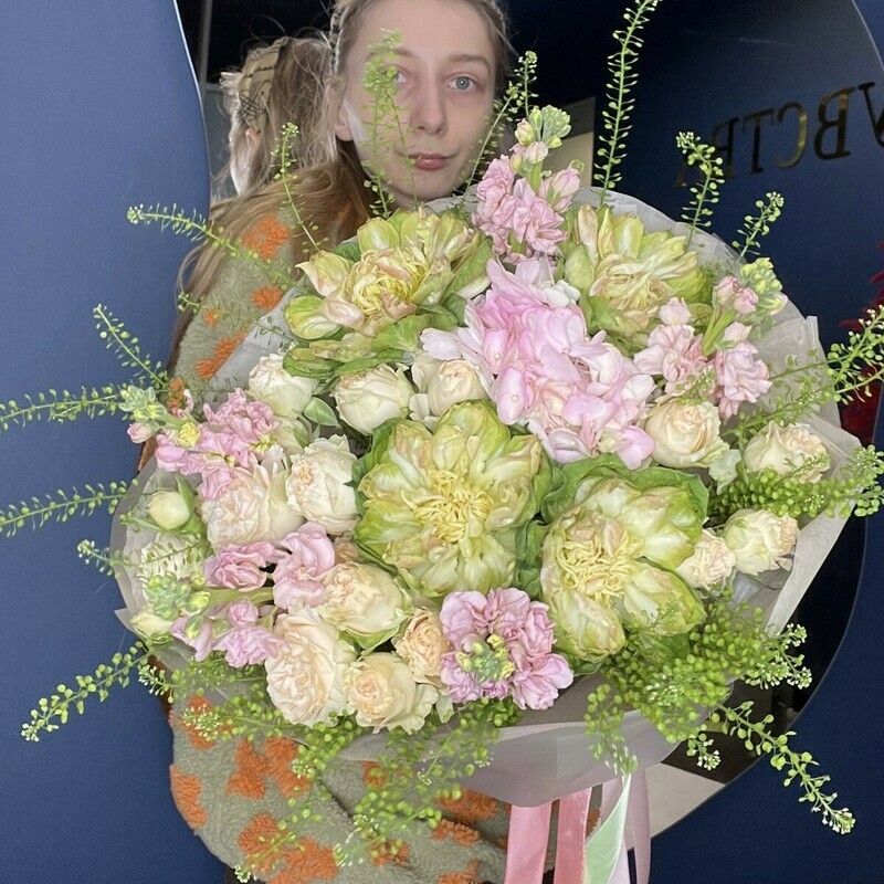 Stojkij buket s ekzoticheskoj rozoj veggi, gortenziej i aromatnoj mattioloj, luxe