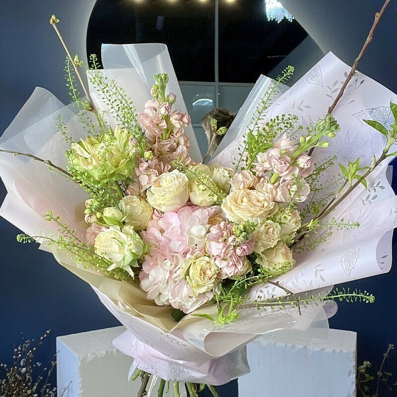 Букет с кустовыми пионовидными розами, розой вегги, гортензией и ароматной маттиолой, стандартный