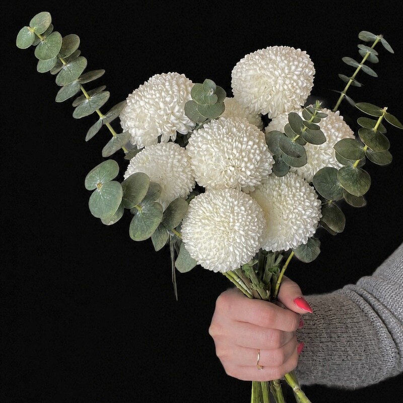 Bride's bouquet of white chrysanthemums \\ Feelings, sharoobraznij: 9 belosnezhnih hrizantem pompon i evkalipta