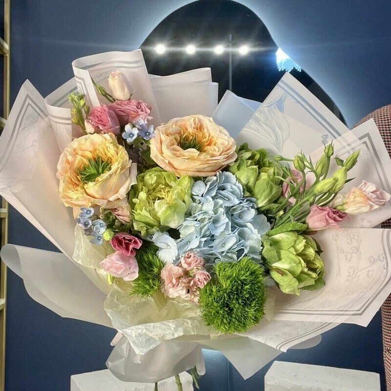 "Незабываема" дофаминовый букет с розами вегги, пионовидными розами, гортензией и незабудками, стандартный