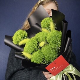 Пушистый букет в контрастной упаковке