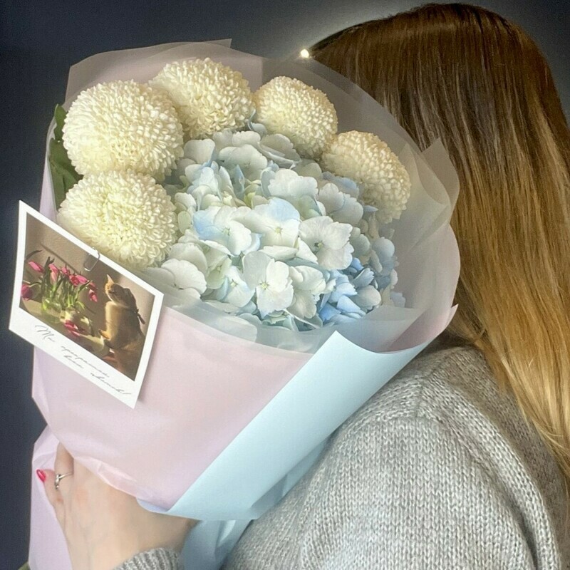 Delicate bouquet of hydrangea and chrysanthemum pompom \\ Feelings, reduced