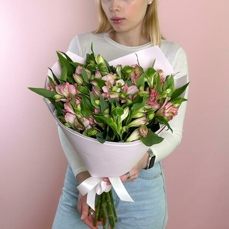 Пышный букет из розовой стойкой альстромерии, уменьшенный