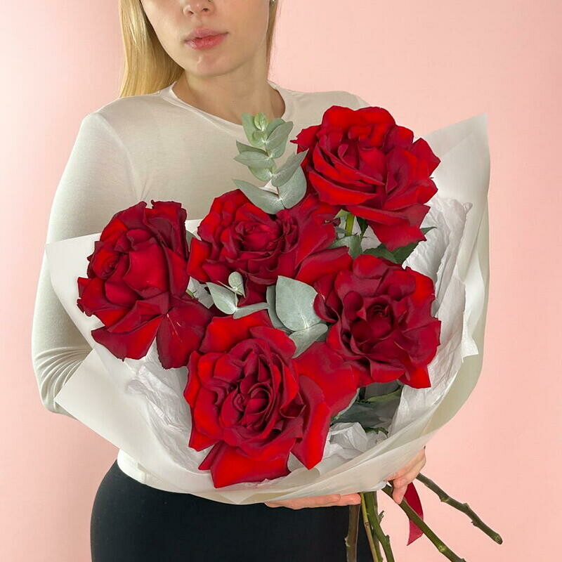 Buket iz krasnih frantcuzskih roz s evkaliptom, reduced