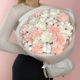 Buket iz diantusov i hlopka «Nevesomij» v postel_nih tonah