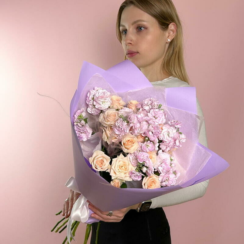 Buket iz kustovih roz i aromatnoj mattioli «Vesennij», reduced