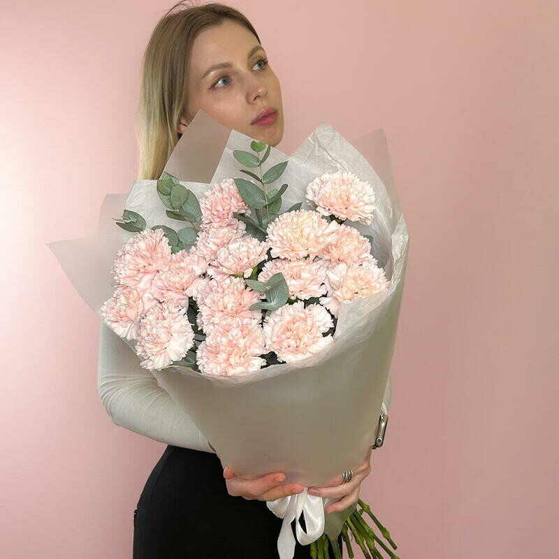 Buket iz persikovih diantusov s evkaliptom, standart