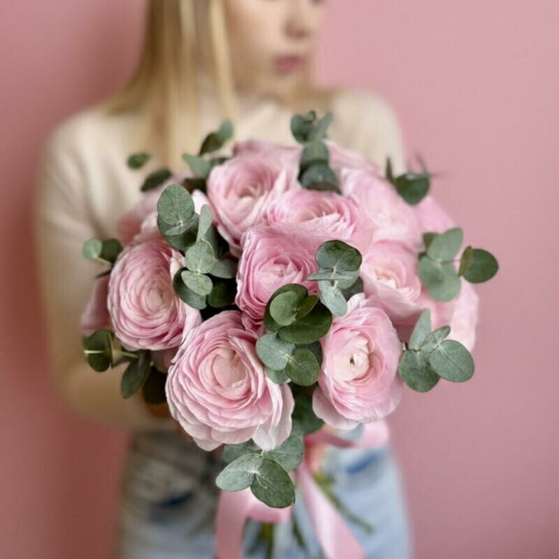 Buket rozovih ranunkyulyusov, reduced