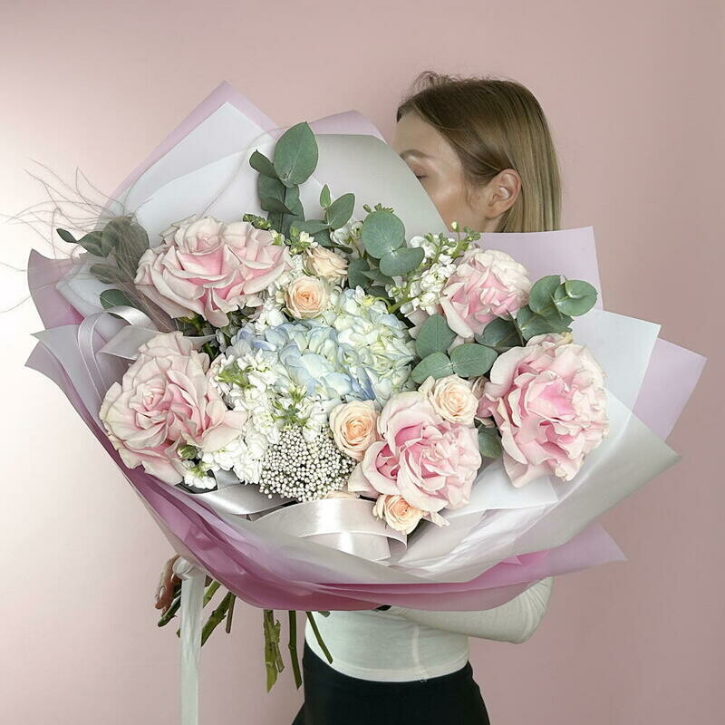 Roskoshnij buket s frantcuzskimi rozami, gortenziej i mattioloj, premium