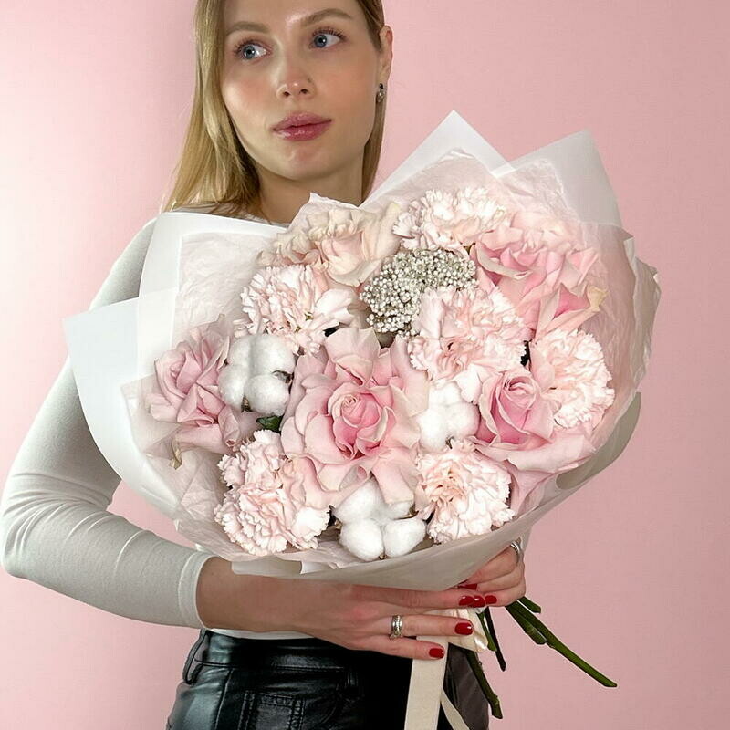 Buket v pastel_nih tonah s frantcuzskimi rozami i hlopkom, standart