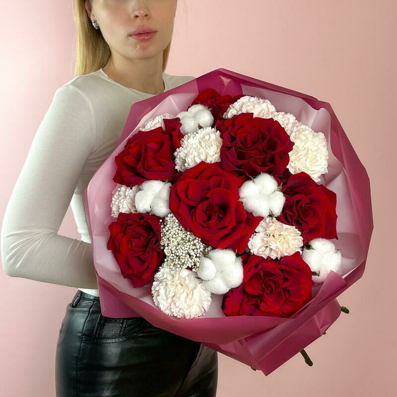 Avtorskij buket s krasnimi frantcuzskimi rozami, diantusom i hlopkom, standart