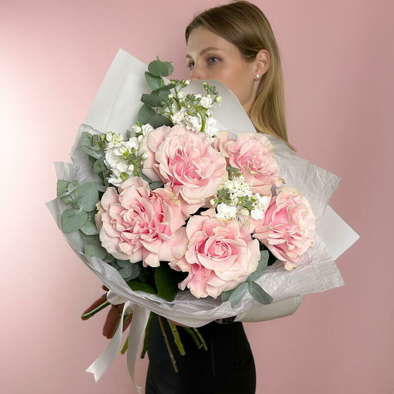 Ароматный букет из маттиолы и французских роз, стандартный