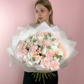 Bol_shoj shikarnij buket s kustovimi nezhnimi rozami