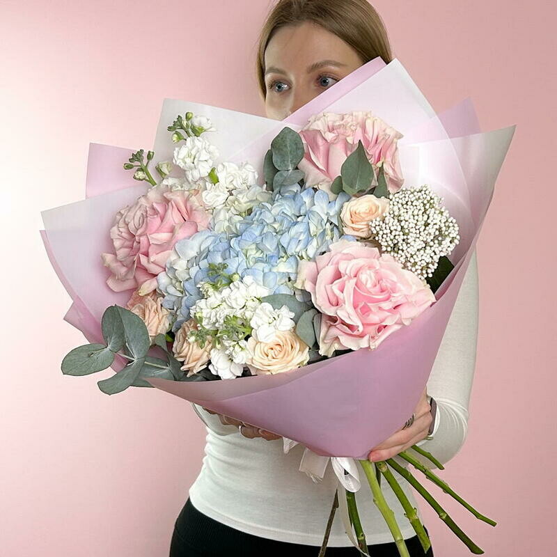 Nezhnij avtorskij buket s goluboj gortenziej, standart