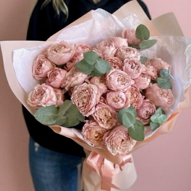 Buket iz pionovidnoj kustovoj rozi v nezhnih ottenkah, standart