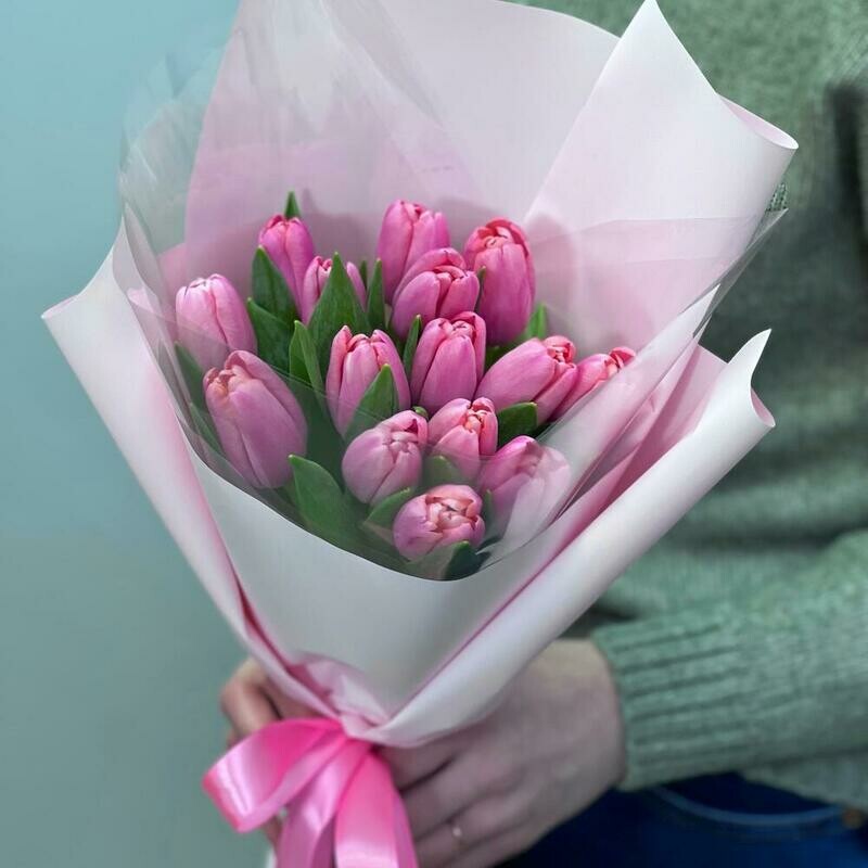 Buket iz rozovih tyul_panov v oformlenii, standart