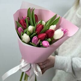 Букет из разноцветных тюльпанов