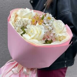 Sbornij buket s beloj frantcuzskoj rozoj i al_stromeriej v oformlenii