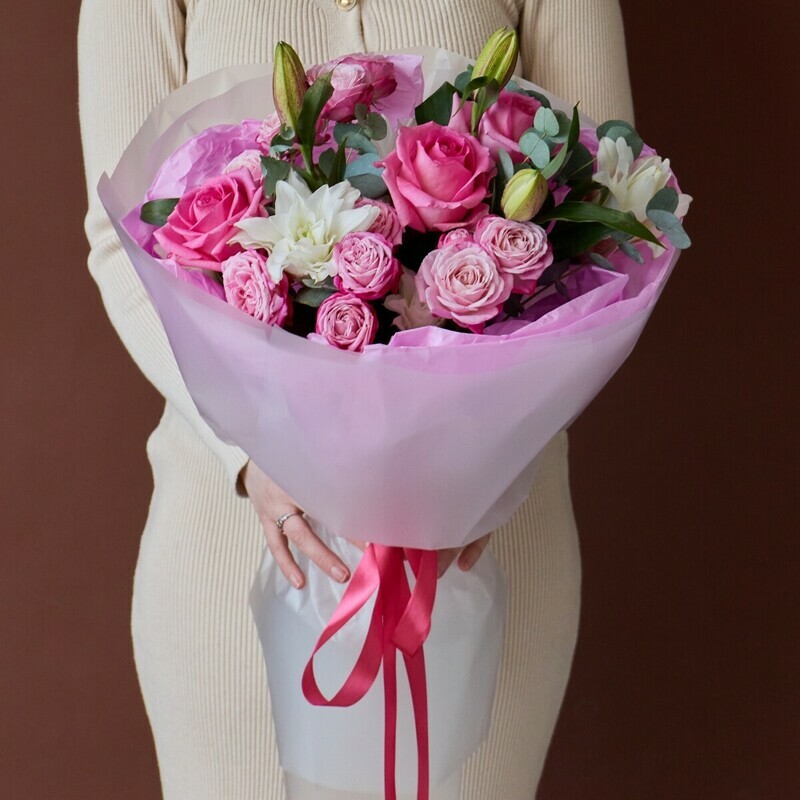 Сборный букет "Малиновый десерт" с лилией и розами в оформлении, стандартный