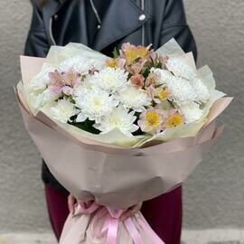 Nezhnij buket iz kustovoj hrizantemi i al_stromerii v oformlenii