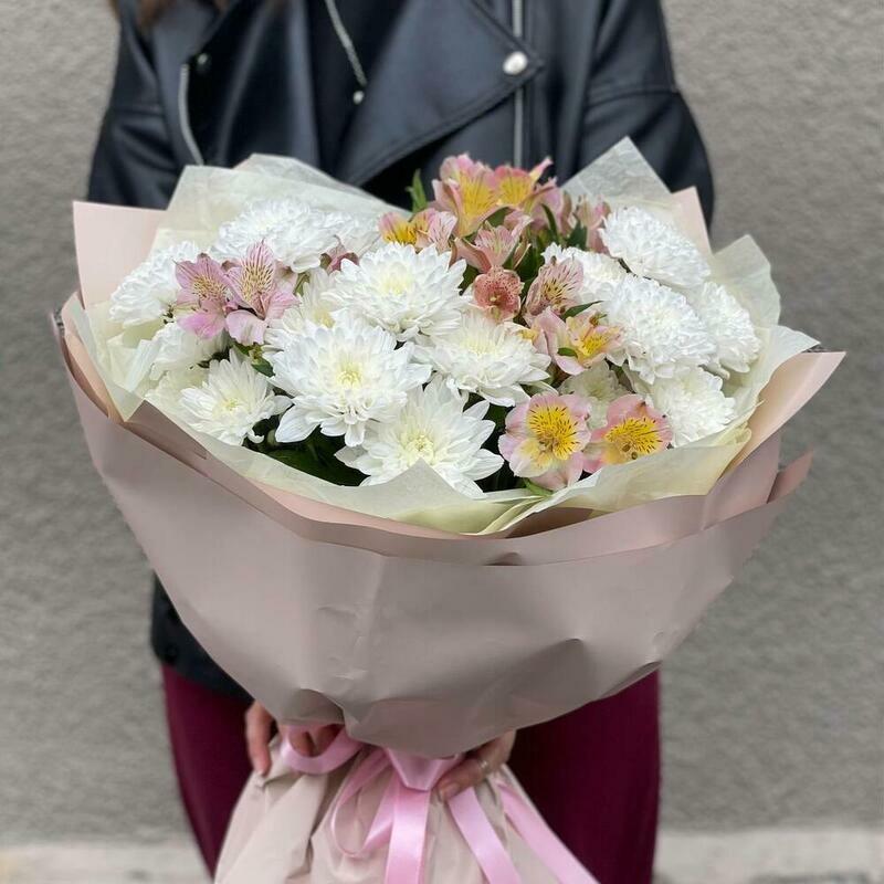 Нежный букет из кустовой хризантемы и альстромерии в оформлении, стандартный