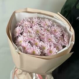 Букет из 9 нежно-розовых хризантем в оформлении 