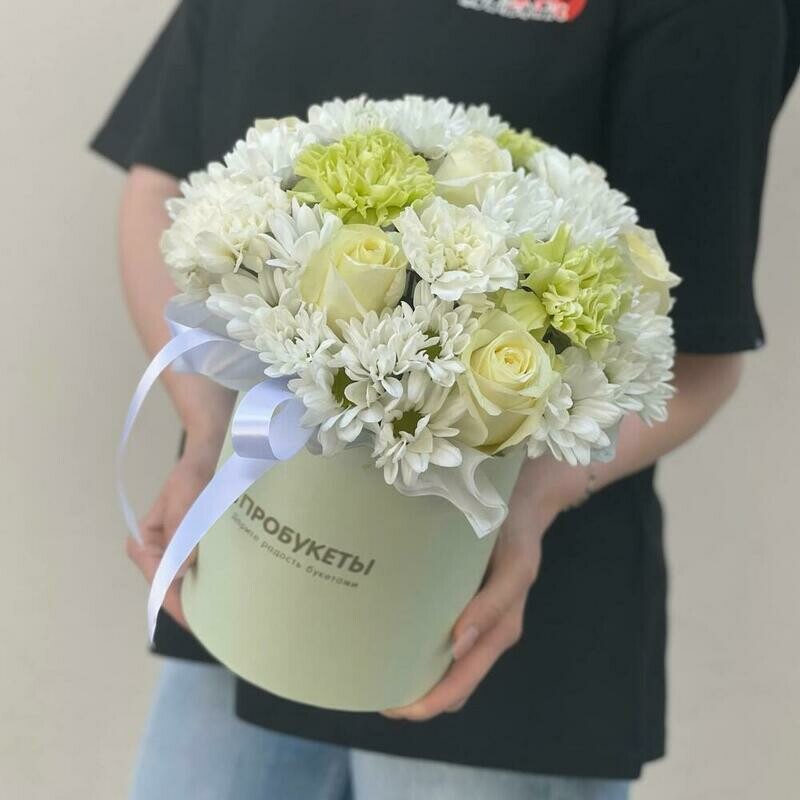 Цветы в коробке "Мятный бриз": хризантемы, роза, диантусы, стандартный