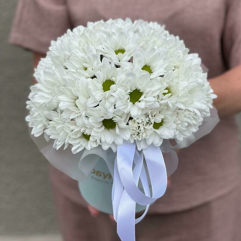 Композиция из кустовых хризантем Ромашки в шляпной коробке , композиция из кустовых хризантем ромашки в шляпной коробке 