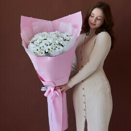 Букет-гинант из  кустовой хризантемы в пышном оформлении