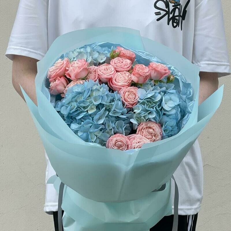 Яркий букет из кустовой розы и голубой гортензии, стандартный