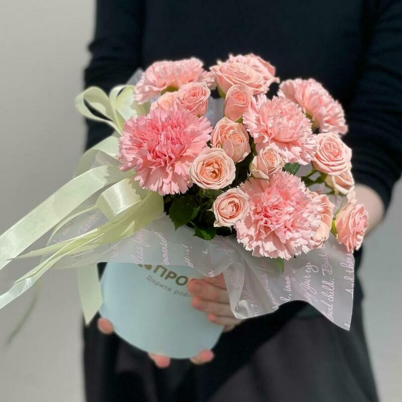 Цветы в коробке: диантусы и кустовые розы, стандартный