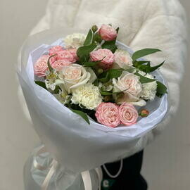 Сборный нежный букет с розами пионовидными, альстромерией и диантусами 